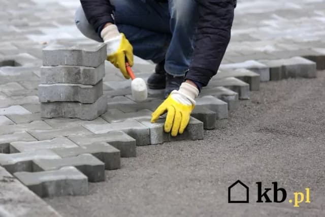 Ile cementu na podsypkę pod kostkę? Oto kluczowe proporcje i porady Ile cementu na podsypkę pod kostkę? Oto kluczowe proporcje i porady