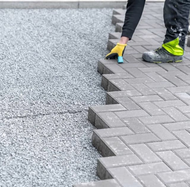 Ile łopat piasku na worek cementu pod kostkę? Oto sprawdzone proporcje Ile łopat piasku na worek cementu pod kostkę? Oto sprawdzone proporcje
